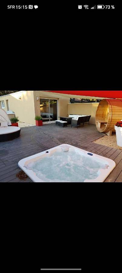 Chambre d’hôte pour 3 personnes, avec terrasse ainsi que jacuzzi et sauna