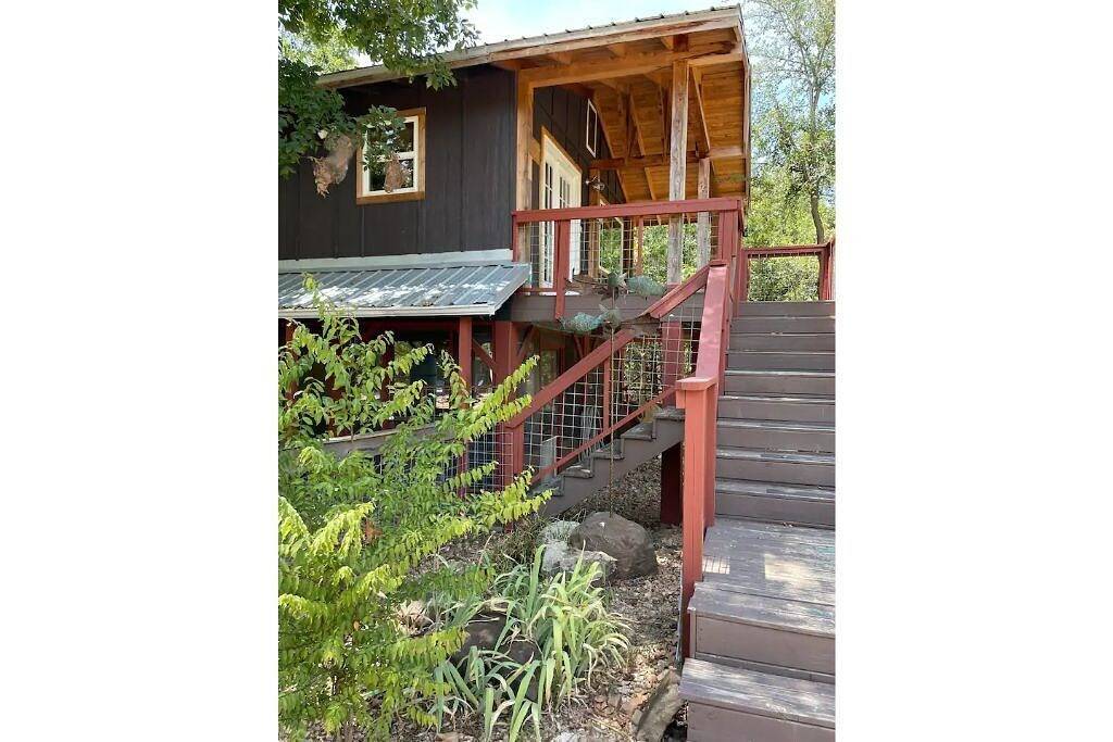 The Little Lake Shack- Pet Friendly Treehouse Cabin in Lake Tenkiller