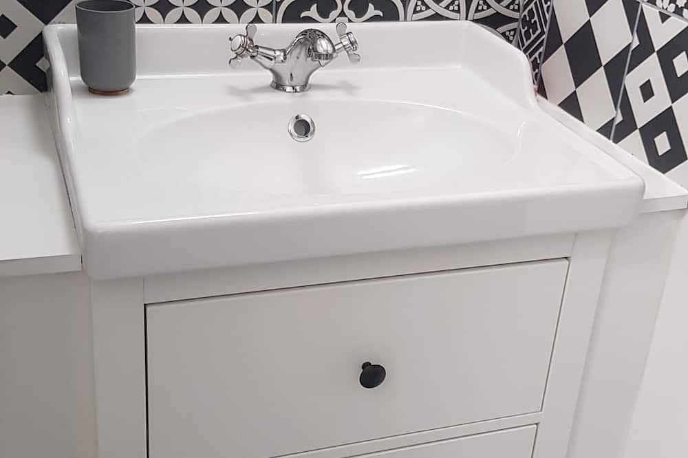 Entire apartment, Apartment facing the sea, the beach 30 meters away! in Binic, Côte de Goëlo