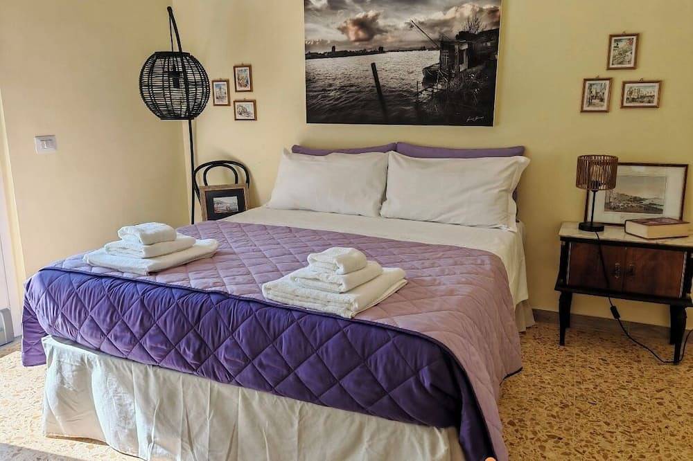 Entire apartment, Just a few steps from the Royal Palace. Free Parking in Caserta, Caserta Province