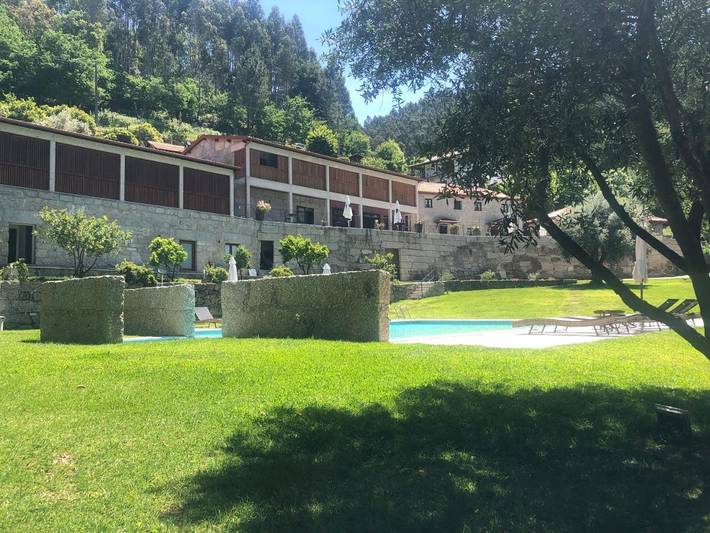 Location de vacances pour 2 personnes, avec piscine et jardin dans Caniçada