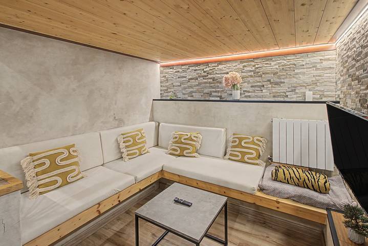 Ganze Wohnung, Apartment „Can Padrosa Mini Loft 1“ mit Gemeinschaftspool, WLAN und Klimaanlage in Riumors, Oberampurien
