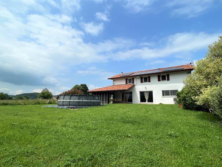 Gîte pour 8 personnes, avec Terrasse ainsi que Jardin et Piscine à Hosta