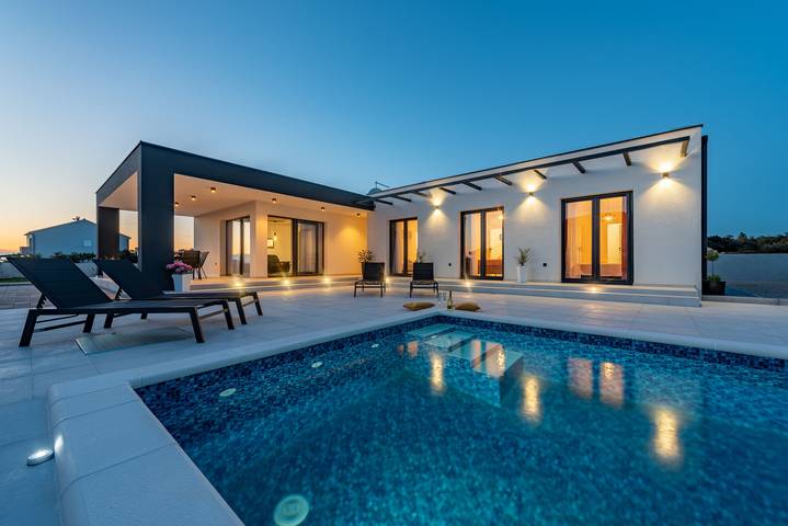 Villa für 7 Personen, mit Seeblick und Garten sowie Terrasse, kinderfreundlich in Zadar