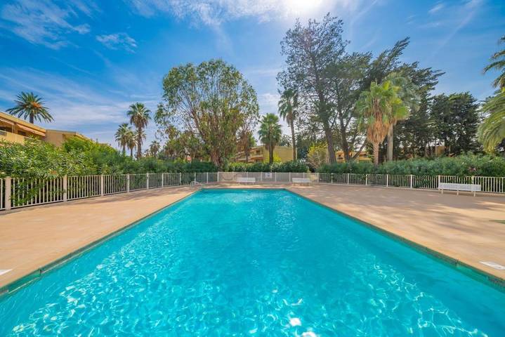 Appart’hôtel pour 6 personnes, avec vue ainsi que piscine et jardin, animaux acceptés
