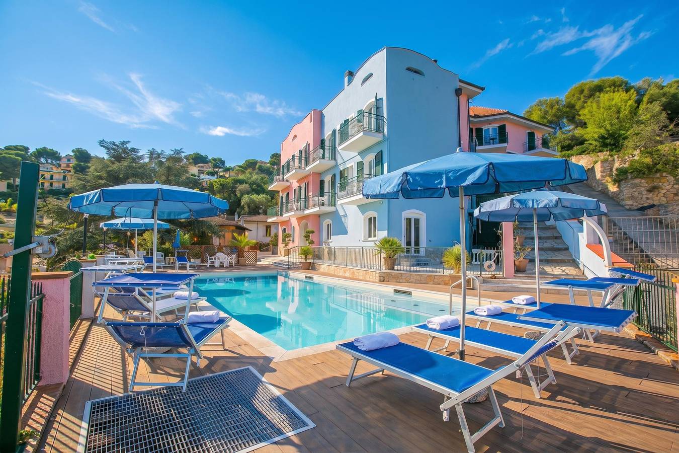 Ganze Wohnung, Seaview Pool Retreat - T26 in Andora, Riviera di Ponente