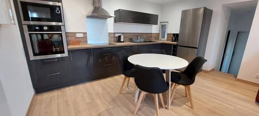 Gîte pour 2 personnes, avec vue ainsi que piscine et jardin à Alès