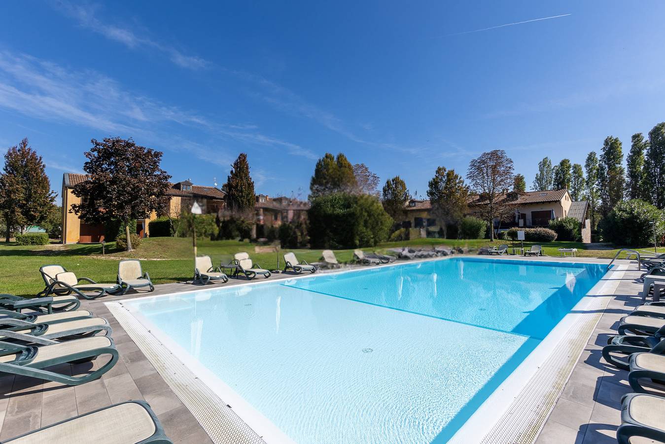 Ganze Wohnung, Apartment Experia - Golf & Pool in Castelnuovo del Garda, Gardasee-Berge