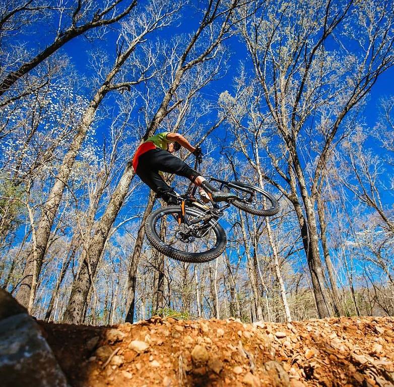 Tᕼe ᗰᗩi ᑎ ᒪ Oᗪge • Moderner Komfort von Trails & Museum in Bentonville, Ozark Mountains