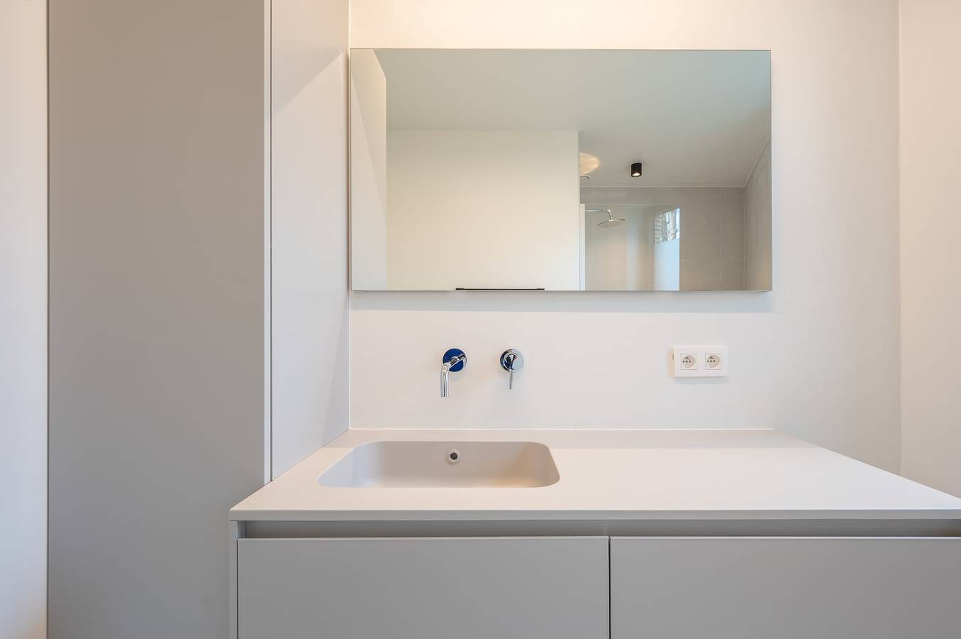 Entire apartment, Stylish Apt near Knokke Beach w/ Patio in Duinbergen, Knokke-Heist