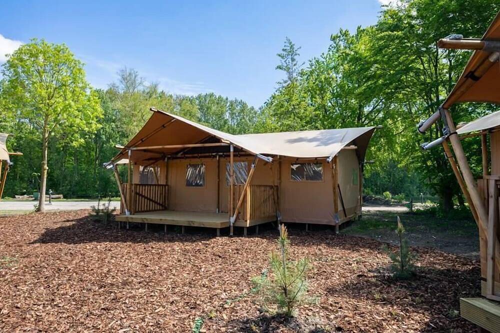 Glamping tent with 3 bedrooms and a terrace in Nordholland