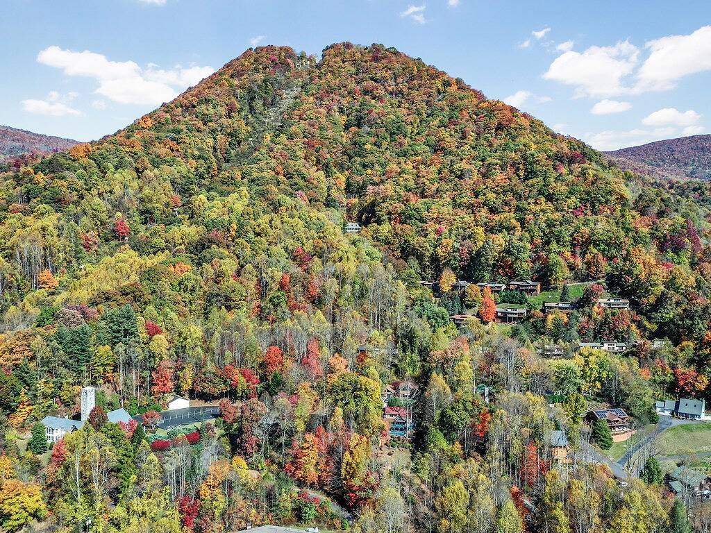 Decorated Christmas log cabin with mountain View, Hot Tub, Pool Table, sleeps 10 in Blue Ridge Parkway, Maggie Valley