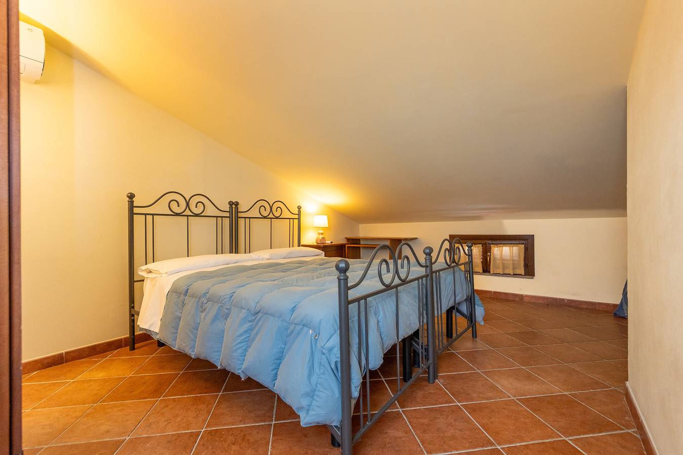 Entire apartment, Apartment 'Erba Di Campo - Patata' with Shared Pool, Wi-Fi and Air Conditioning in Livorno, Etruscan Coast