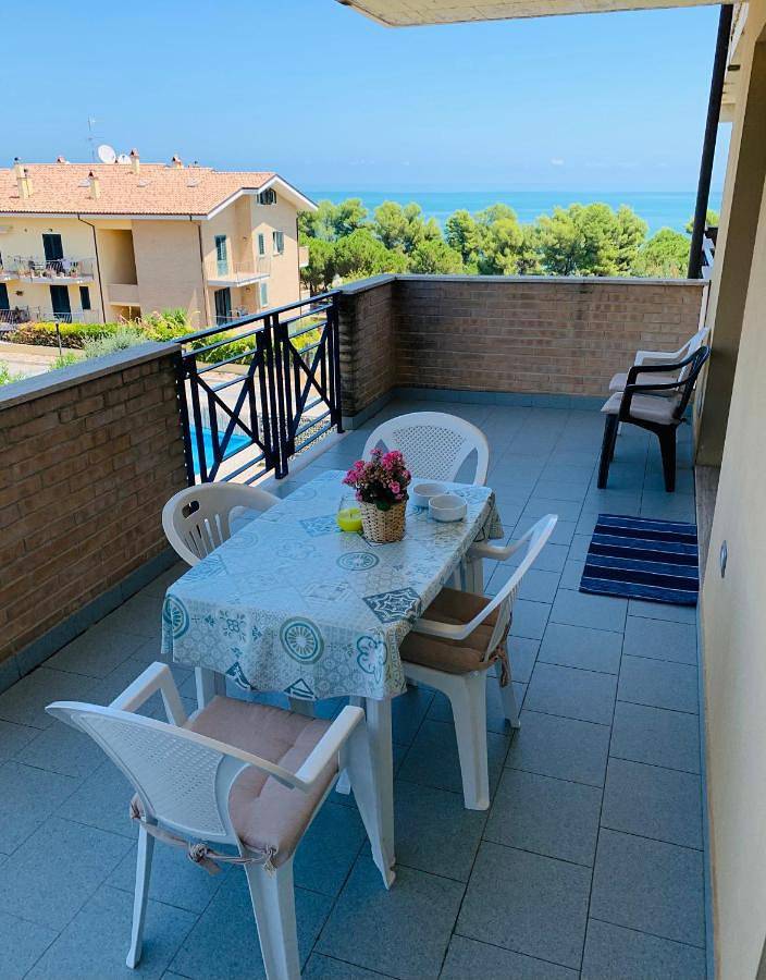 Appartamento per 6 persone, con Balcone e Giardino nonché Piscina e Panorama a Pineto