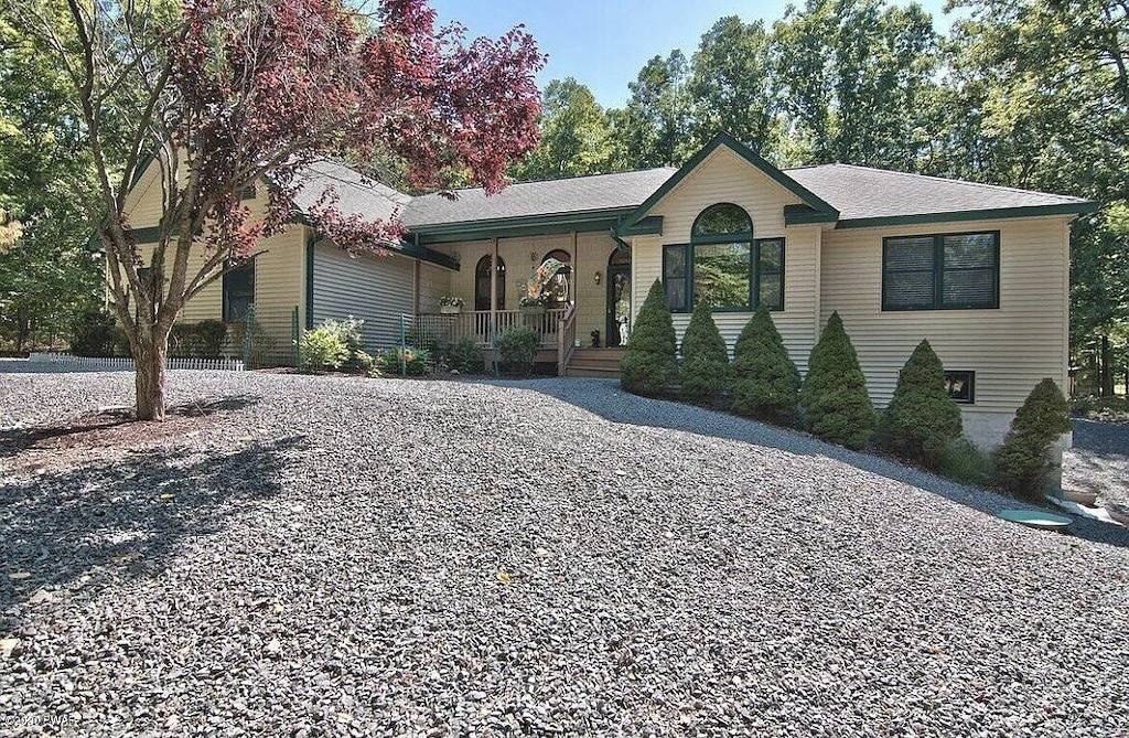 Welcome to our all-season, pet friendly home away from home Pocono retreat. in Masthope, Pike County