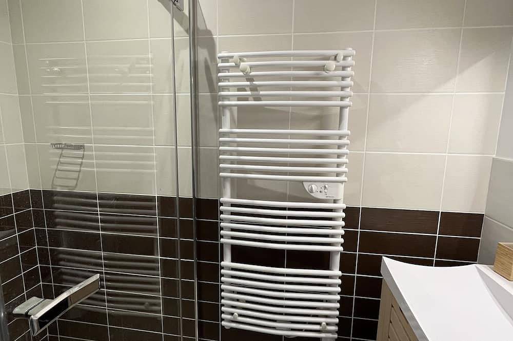 Apartamento entero, Pretty cottage with swimming pool 5 minutes from the beach under the name \"Ilur\". in Le Tour-du-Parc, Côte des Mégalithes