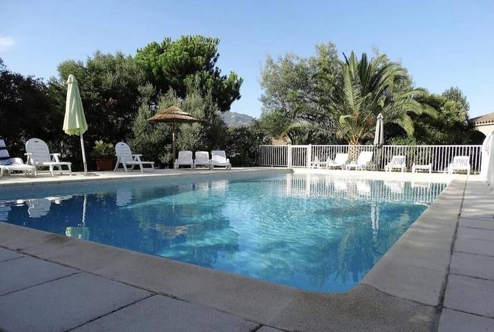 Maison de vacances pour 4 personnes, avec piscine ainsi que jardin et terrasse