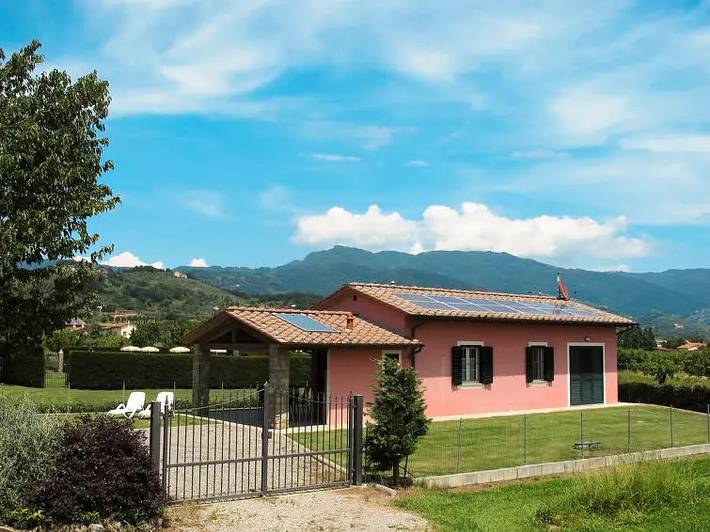 Holiday rental for 2 people, with pool and garden in Lucca