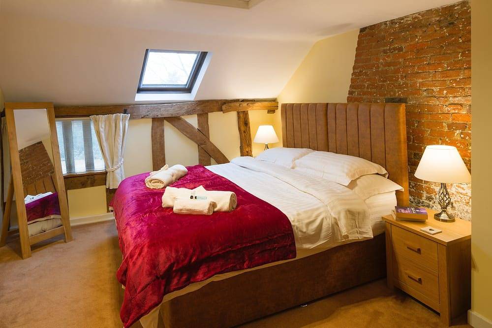 Jacuzzi, fireplaces, hot tub, sauna. in Suffolk