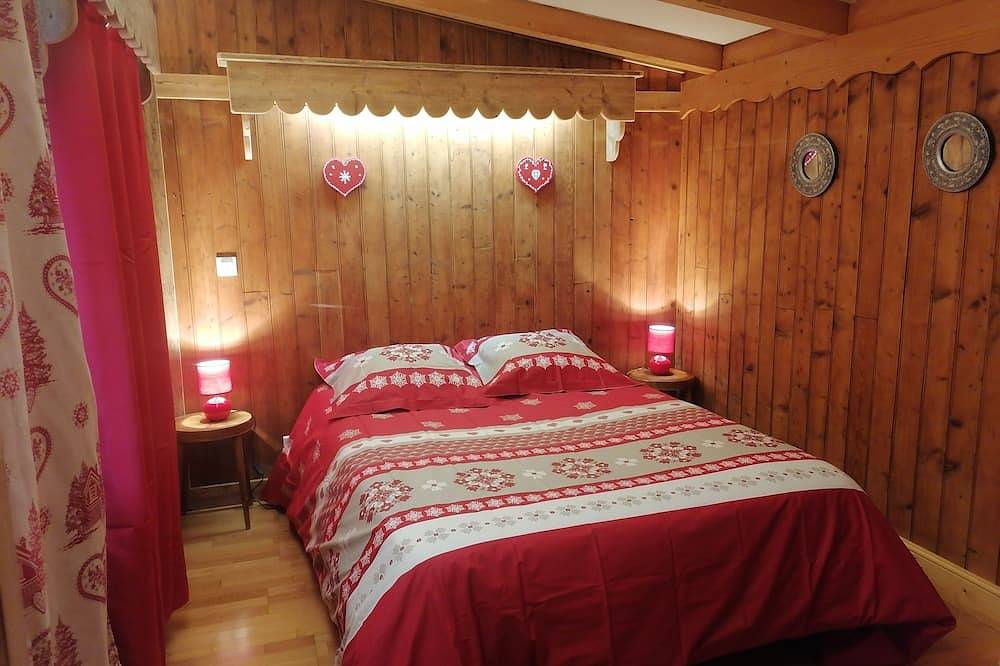 Small typical house 5 min from Morzine 2 bedrooms 1 double bed and 2 single beds/4 pers. in Essert-Romand, Les Portes du Soleil