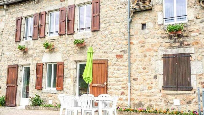 Location de vacances pour 5 personnes, avec piscine et terrasse dans L'Aubrac