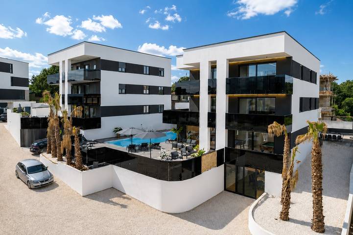 Villa für 45 Personen, mit Balkon und Terrasse sowie Garten und Pool in Medulin