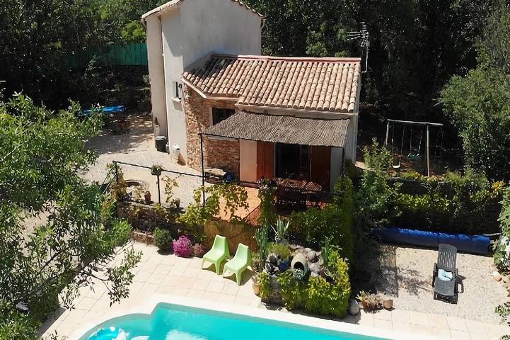Location de vacances pour 7 personnes, avec Terrasse ainsi que Jardin et Piscine à Saint-Brès