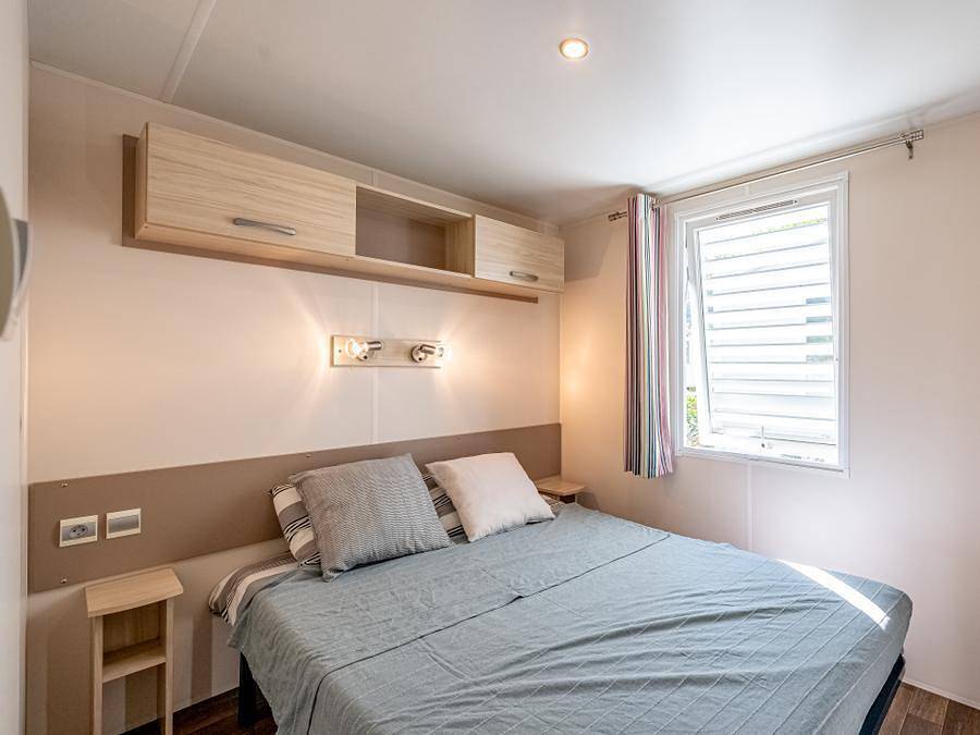 Camping Les Bö-Bains - Mobile home 6 persons - 2 bedrooms (29 m²) air-conditioned - n°64 to 72 in Badefols-sur-Dordogne, Périgord Pourpre