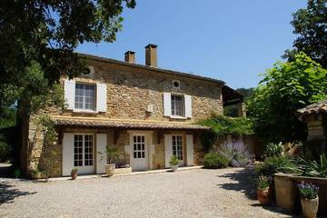 Gîte pour 2 personnes, avec jardin ainsi que jacuzzi et terrasse, animaux acceptés à Aiguèze