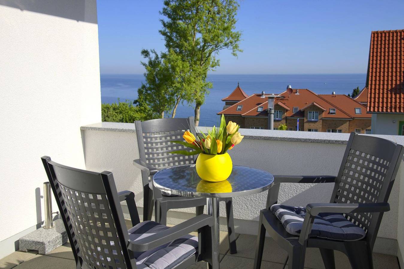 Ganze Wohnung, Schöner Meerblick von der Dachterrasse - Haus Ostseeblick 1 Fewo Mee(h)rblick in Lohme, Nationalpark Jasmund