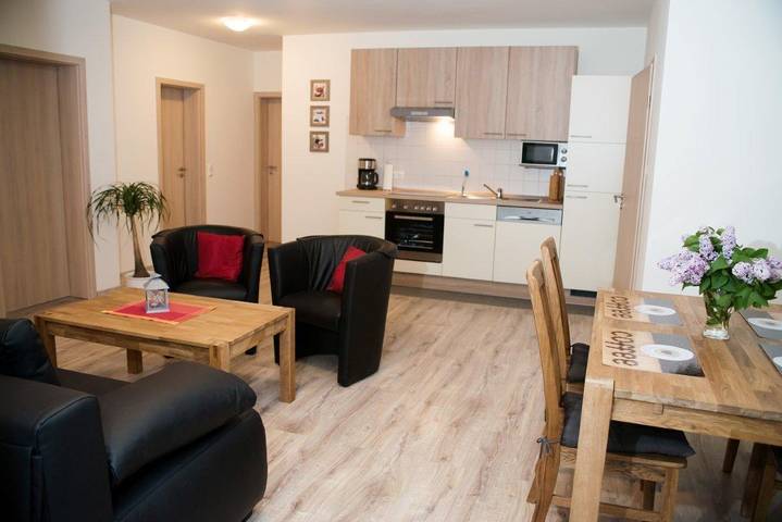 Ferienwohnung für 6 Personen, mit Balkon und Garten sowie Seeblick