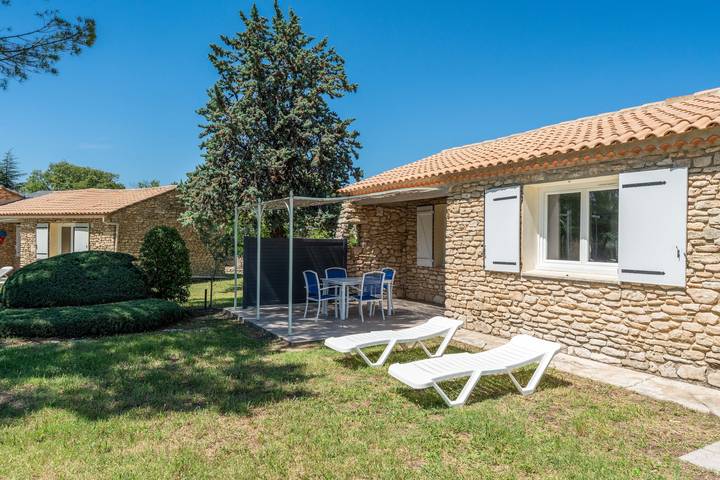 Location de vacances pour 4 personnes, avec Terrasse ainsi que Jardin et Piscine à La Roque-sur-Pernes - 2