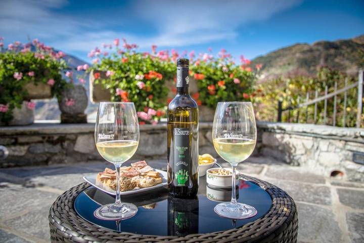 Hôtel pour 2 personnes, avec Terrasse ainsi que Jardin et Vue à Comune di Saint-Pierre