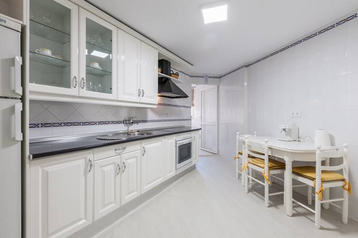 Apartamento entero, Apartamento 'Amicorum Parking' con terraza privada, Wi-Fi y aire acondicionado in La Buhaira, Sevilla