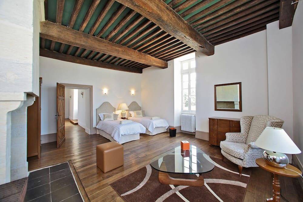 Stunning chateau, built in 1611, beautifully renovated, furnished and equipped. in La Douze, Périgord Blanc
