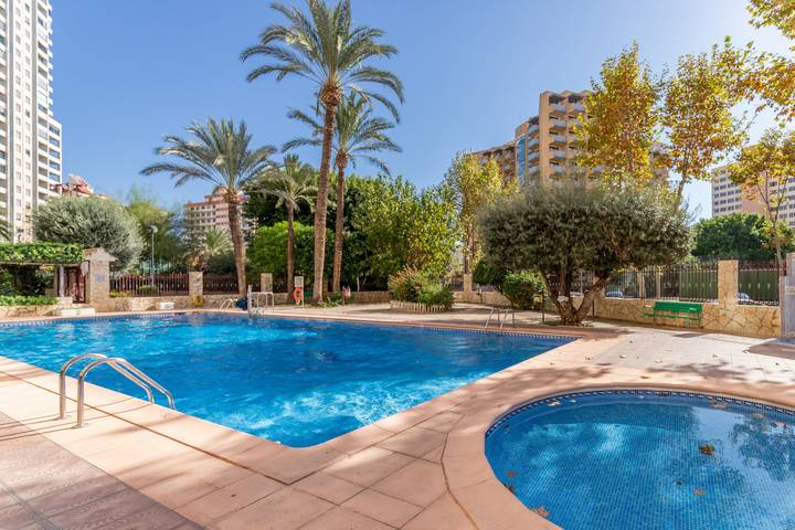 Ferienwohnung für 4 Personen, mit Balkon und Garten sowie Kinderpool in Benidorm