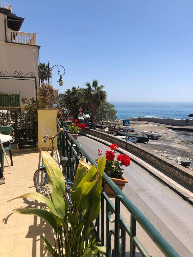 Single Bed in Mixed Dormitory Room in Giardini-Naxos, Province de Messina