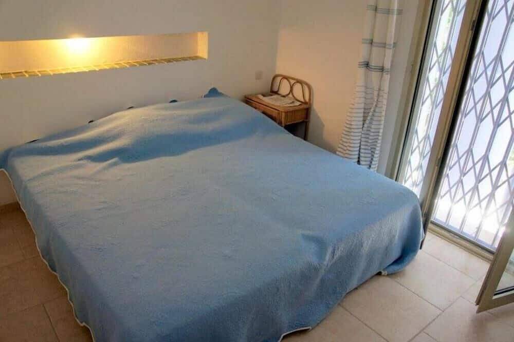 Villa mit Pool in einer sicheren Domäne 100 Schritte vom Meer entfernt in l'Escalet, Ramatuelle
