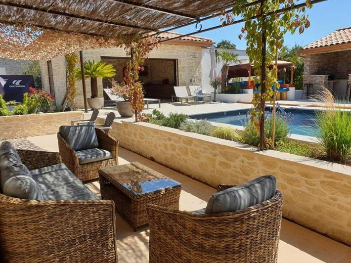 Vakantiehuis voor 8 personen, with zwembad and whirlpool as well as tuin in Joyeuse