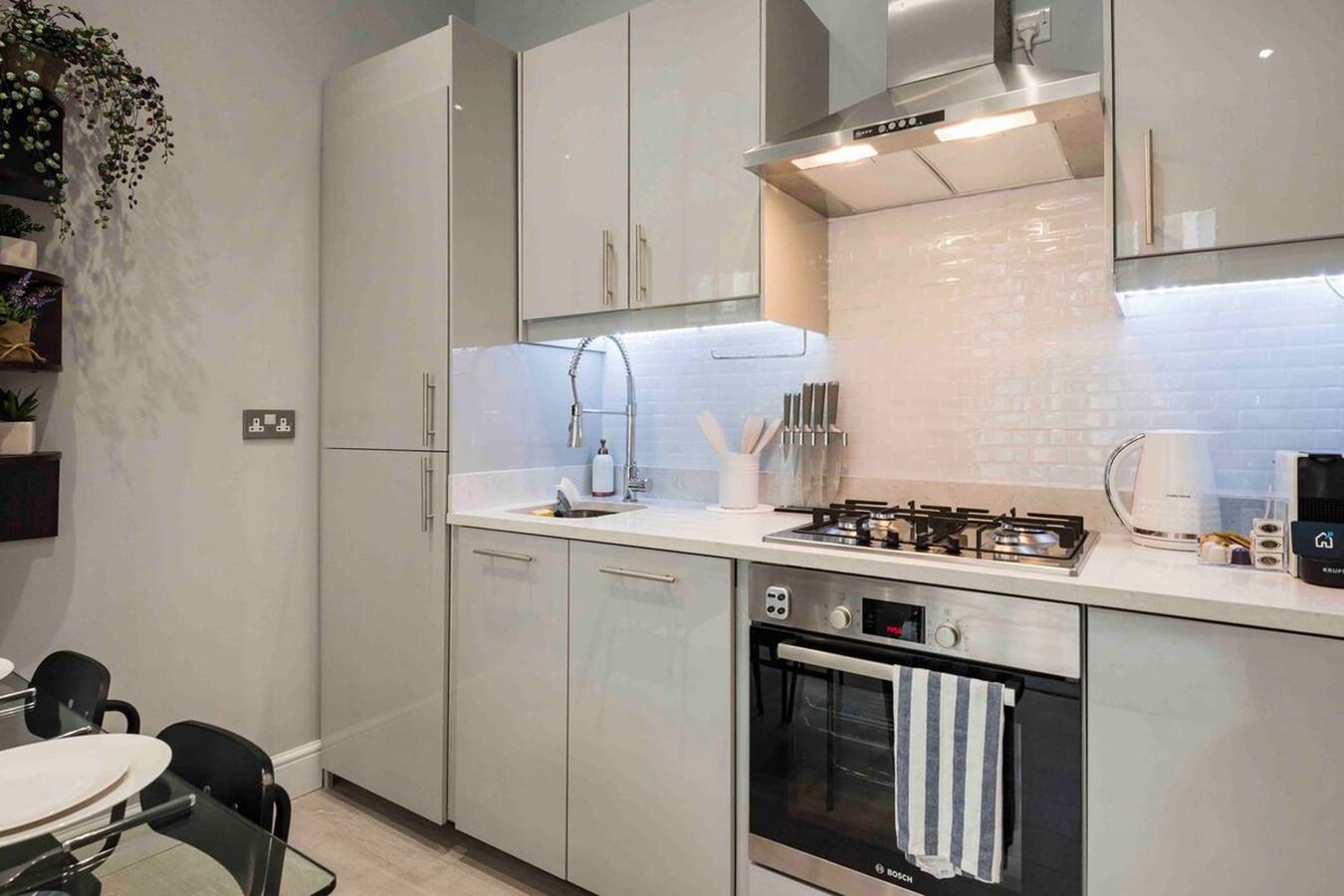 Entire apartment, Bright and Modern Bayswater Apartment in London, South East England