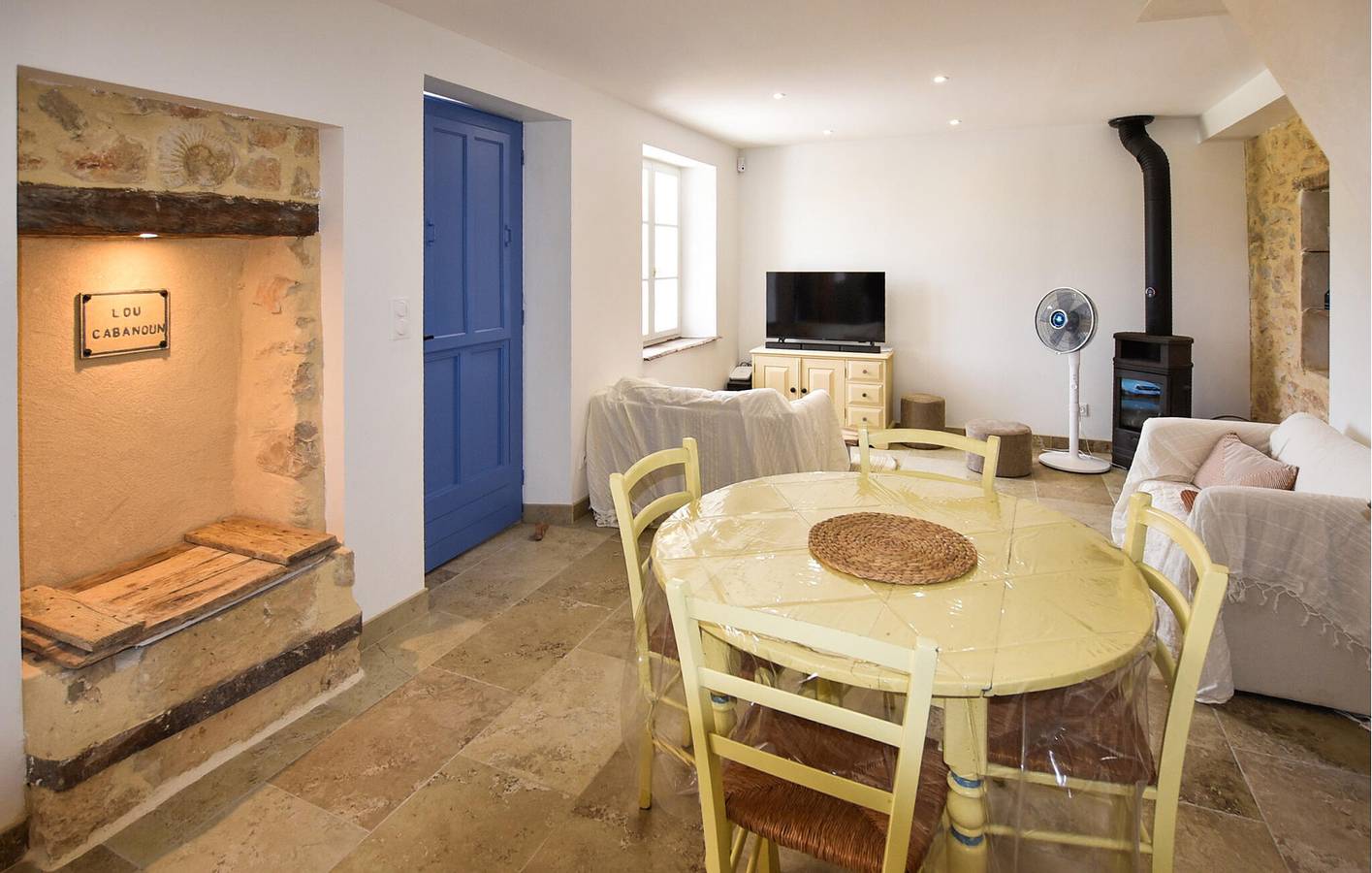 Gemütliche 2-Zimmer-Wohnung mit Garten, WLAN und Parkplatz in der Nähe des Saint-Trinit-Zentrums in Saint-Trinit, Parc naturel régional du Mont-Ventoux