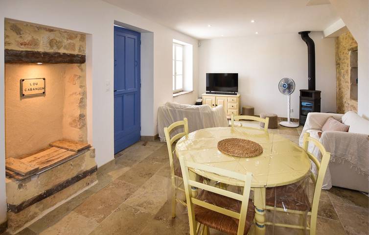 Acogedor apartamento de 2 dormitorios con jardín, wifi y aparcamiento cerca del centro de Saint-Trinit in Saint-Trinit, Parque natural regional del Mont Ventoux