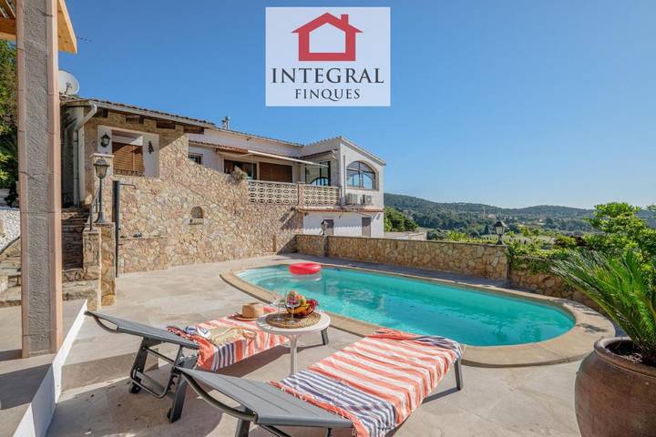 Location de vacances pour 13 personnes, avec piscine ainsi que vue et jardin, animaux acceptés à Vall-llobrega