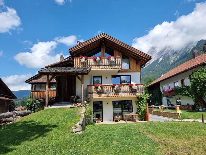 Ferienwohnung für 6 Personen, mit Balkon und Terrasse sowie Garten und Sauna in Ehrwald