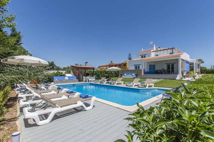 Location de vacances pour 10 personnes, avec jardin et terrasse dans Boliqueime