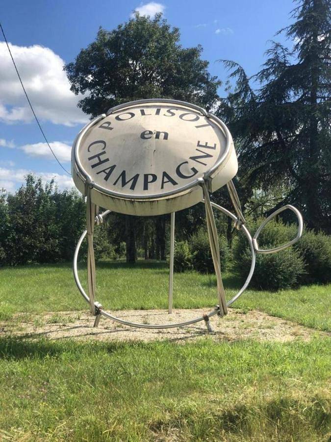 Location de vacances pour 2 personnes, avec terrasse et jardin dans Polisot