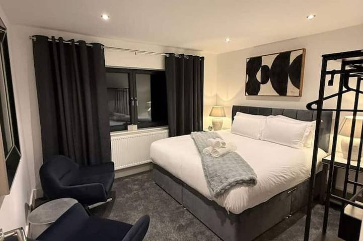Large Luxury 5Bdr Home - 2.5 Bath & Free Parking in Hertfordshire