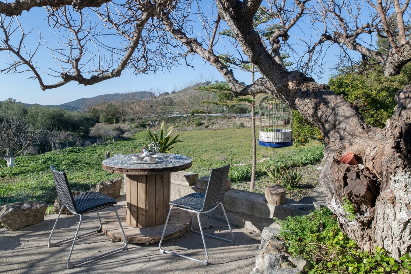 Maison de campagne "El Moral" avec vue sur les montagnes, terrasse privée et Wi-Fi in Prado del Rey, Pueblos Blancos