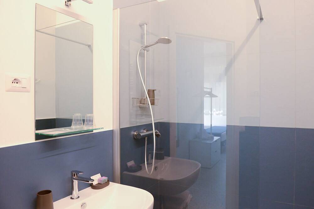 Freshly refurbished room with all comfort - perfect location! in Porto Sant'Elpidio, Provincia di Fermo