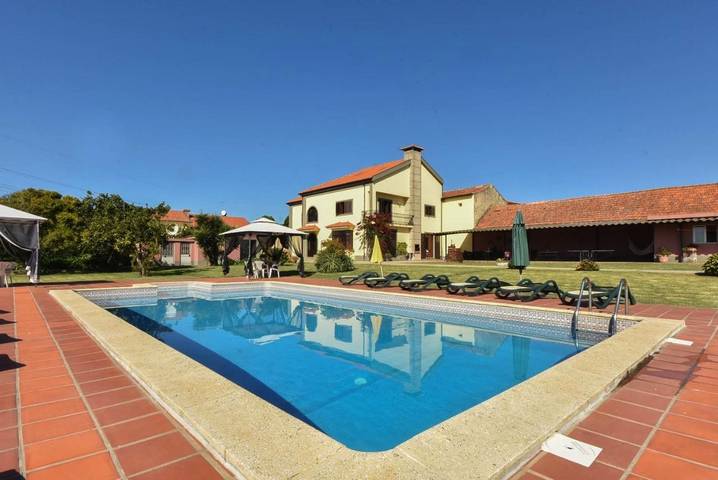 Location de vacances pour 15 personnes, avec Jacuzzi et Terrasse ainsi que Jardin et Piscine dans Árvore